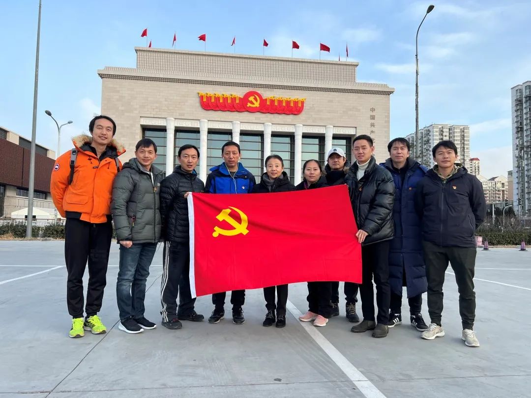 全体教师中国共产党历史展览馆前合影